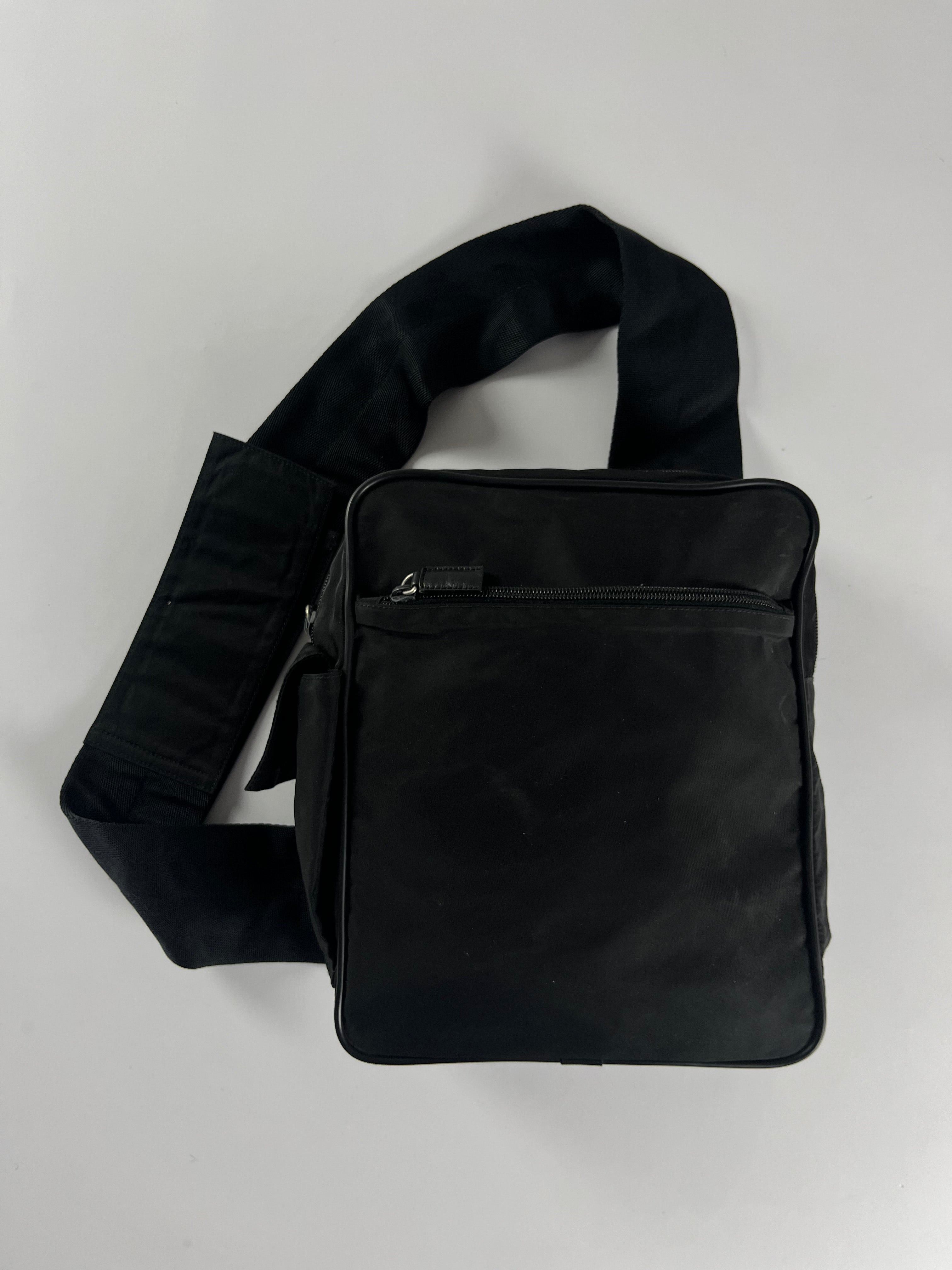 バッグ FW1999 PRADA PUNCHING BODY BAG Prada Strapped Chestbody Bag FW 1999 FW 1999 - OS – WEDEMPIECES