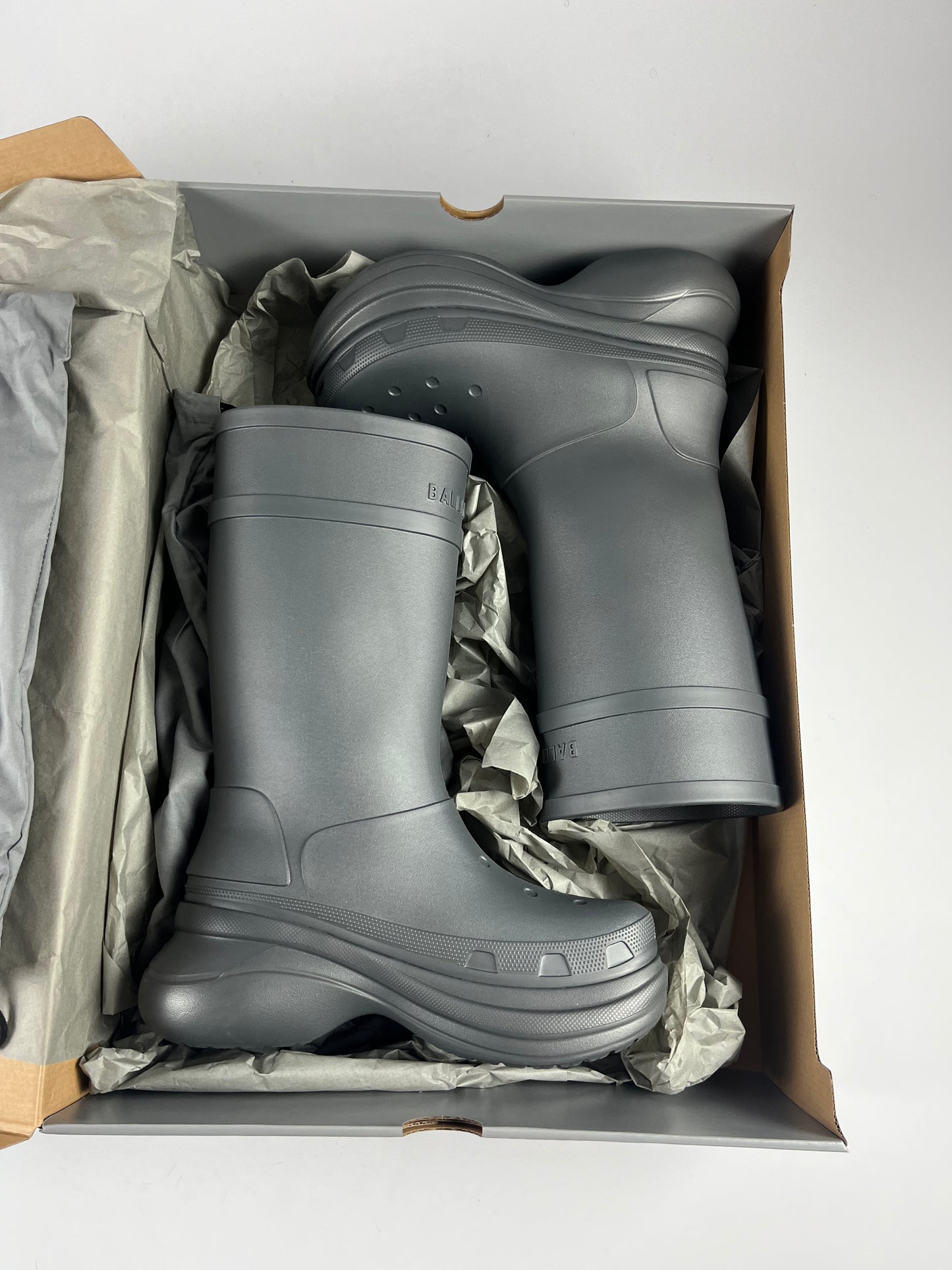 Balenciaga Grey Oversized Crocs Fisher Boots Ressort 2022 - 45 EU