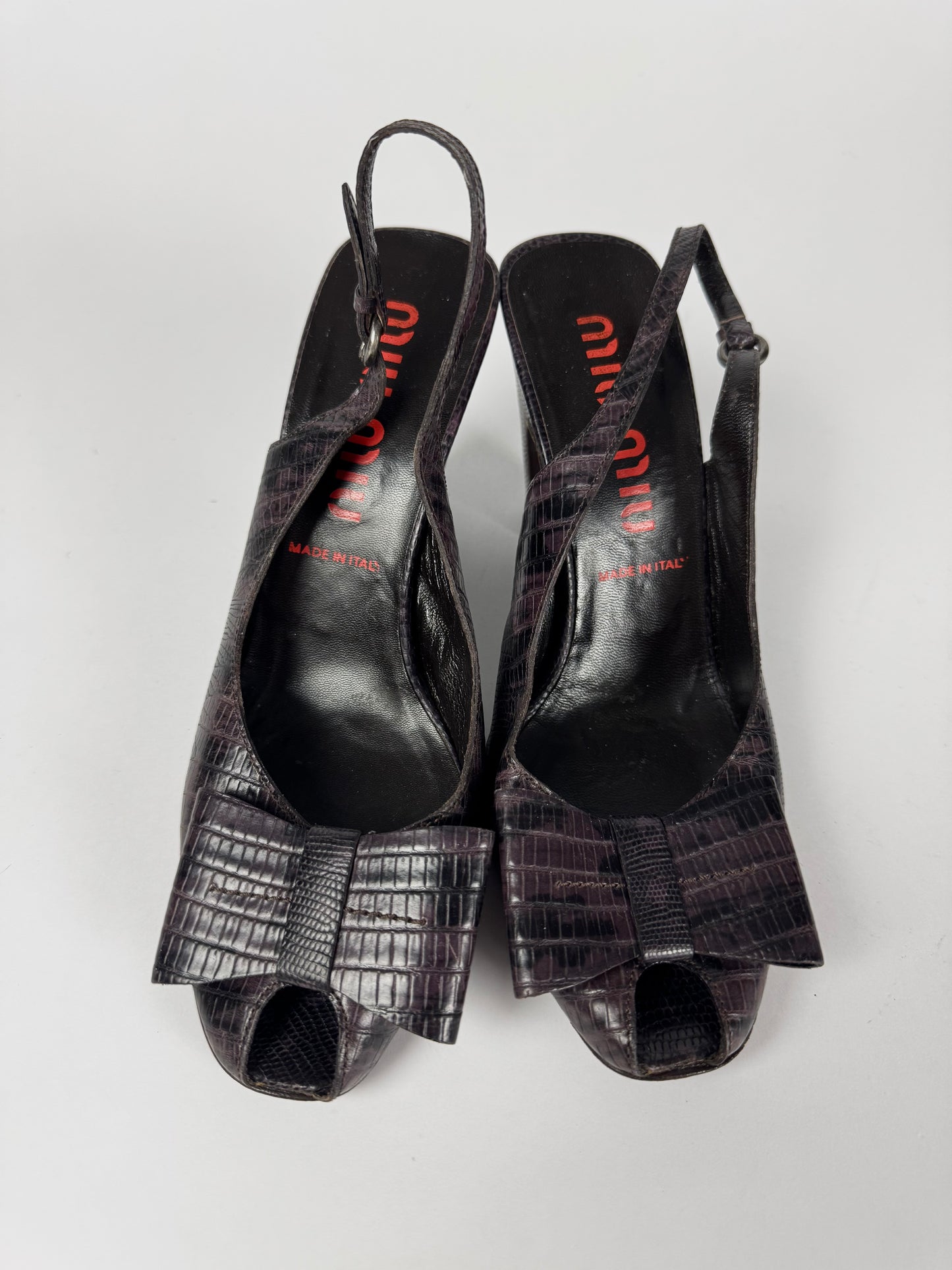 Miu Miu Aubergine Crocodile Embossed Leather Peep Toe Slingback Block Heel Pumps 2000s - 38,5 IT/39 EU